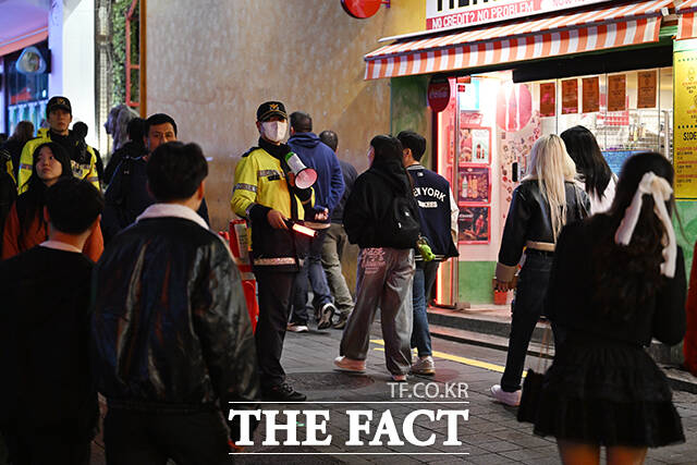 경찰청은 핼러윈을 앞두고 내달 1일까지 유사 경찰제복·장비의 제조·판매·유통 행위를 집중 단속한다고 25일 밝혔다. 사진은 핼러윈 데이인 지난해 10월31일 오후 서울 용산구 이태원 세계음식문화거리에서 경찰이 우측통행을 안내하고 있는 모습. /박헌우 기자