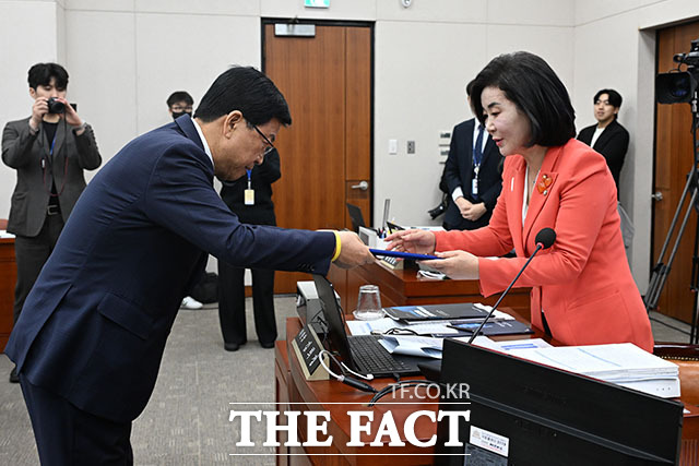 최교진 교육부 장관이 23일 오전 서울 여의도 국회 교육위원회에서 열린 교육부와 국가교육위원회 등에 대한 종합감사에서 의원 질의에 답변하고 있다. /국회=서예원 기자