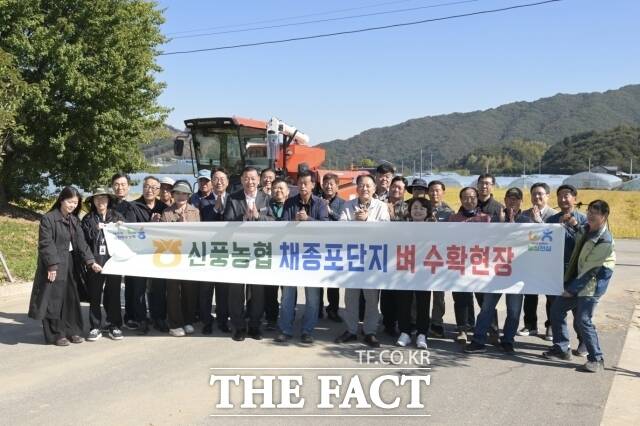 공주시가 22일 신풍면 친들벼 채종단지에서 농업인들이 참석한 가운데 벼 수확 시연회를 열고 담체 기념촬영을 하고 있다. /공주시