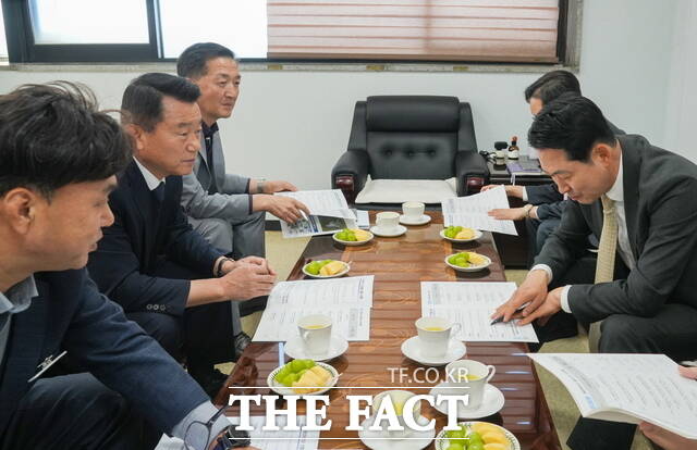 유승광 서천군수(왼쪽 가운데)가 22일 보령시 장동혁 국민의힘 대표 사무실에서 장 대표(오른쪽)에게 지역 10대 핵심 현안에 대해 설명하고 있다. /서천군