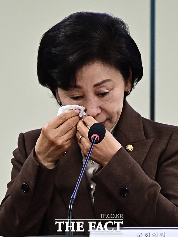 남인순 국회부의장이 23일 오전 서울 여의도 국회 의원회관 제3간담회실에서 열린 더불어민주당 이태원참사특위 전체회의에 참석해 모두발언을 하며 눈물을 흘리고 있다. /국회=배정한 기자
