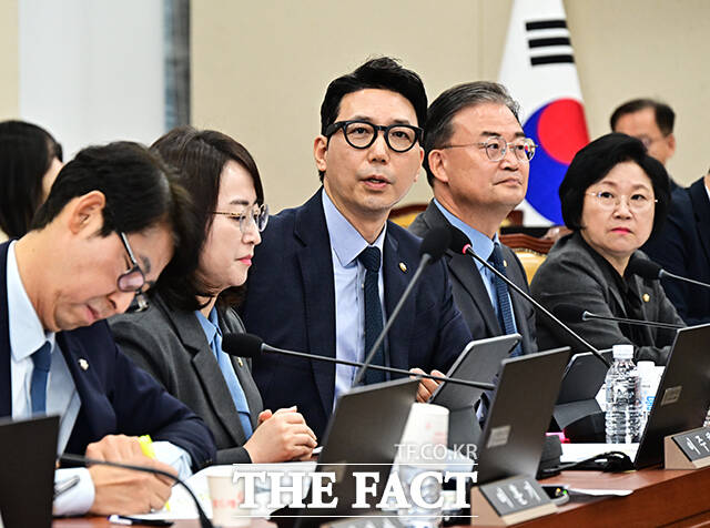 배경훈 부총리 겸 과학기술정보통신부 장관이 23일 오전 서울 여의도 국회 과학기술정보방송통신위원회에서 열린 과학기술정보통신부·원자력안전위원회·우주항공청 등에 대한 종합감사에 출석해 질의에 답변을 하고 있다.