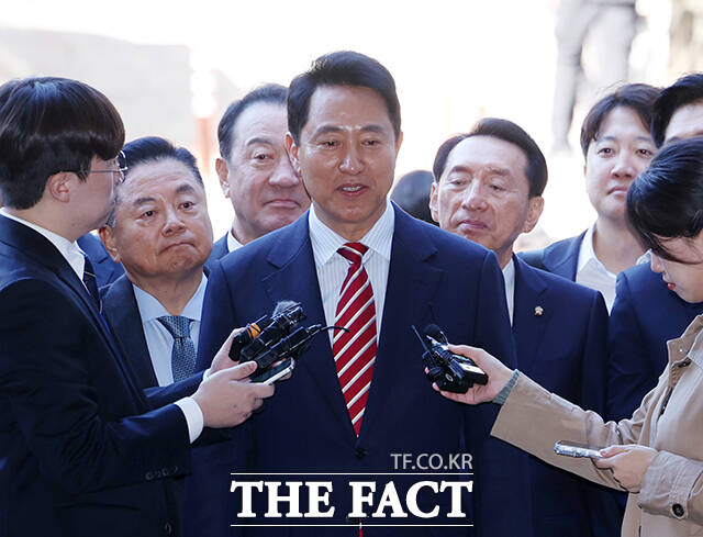 명태균 여론조사 대납 의혹을 받고 있는 오세훈 서울시장이 23일 오후 서울 서초구 서울고등법원에서 열린 선고 공판에 출석하며 지지자들과 인사를 나누고 있다. /임영무 기자