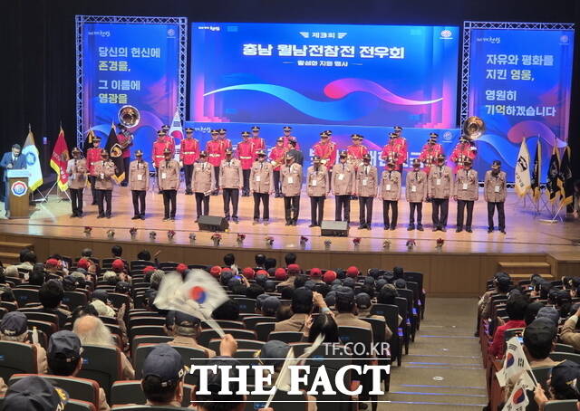 23일 천안시청 봉서홀에서 열린 제3회 충남 월남전참전 전우회 활성화 지원 행사에서 충남 15개 시군지회장들이 무대에 올라 인사를 하고 있다. /정효기 기자
