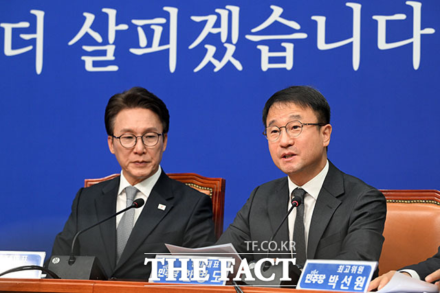 김민석 더불어민주당 대표가 생각에 잠겨 있다.