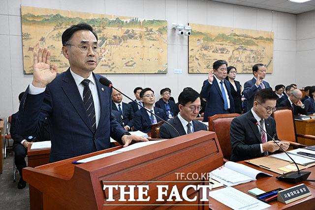 서범수 국민의힘 의원이 차정인 국가교육위원장에게 질의하고 있다.