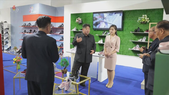 김정은 북한 국무위원장이 지난 19일 딸 김주애, 부인 리설주 여사와 함께 '전국피복·신발전시회-2026' 행사장을 둘러보고 있다. 북한 조선중앙TV는 이 같은 내용을 20일 보도했다. /뉴시스