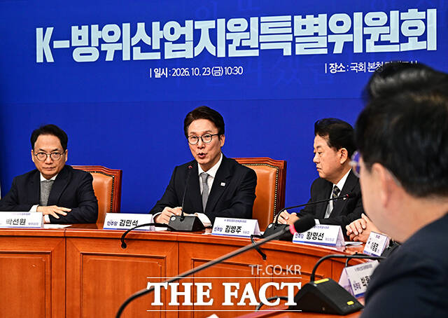 김민석 더불어민주당 대표가 23일 오전 서울 여의도 국회에서 열린 K-방위산업지원특별위원회 출범식에 참석해 인사말을 하고 있다.