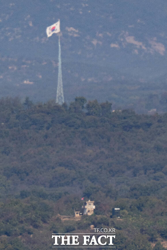 북한의 대남 확성기 너머로 파주 대성동 마을의 태극기가 펄럭이고 있다. /파주=김성렬 기자