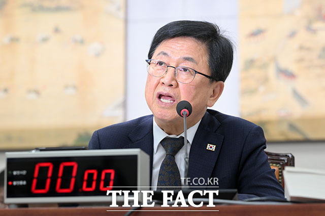 최교진 교육부 장관이 23일 오전 서울 여의도 국회 교육위원회에서 열린 교육부와 국가교육위원회 등에 대한 종합감사에서 의원 질의에 답변하고 있다. /국회=서예원 기자