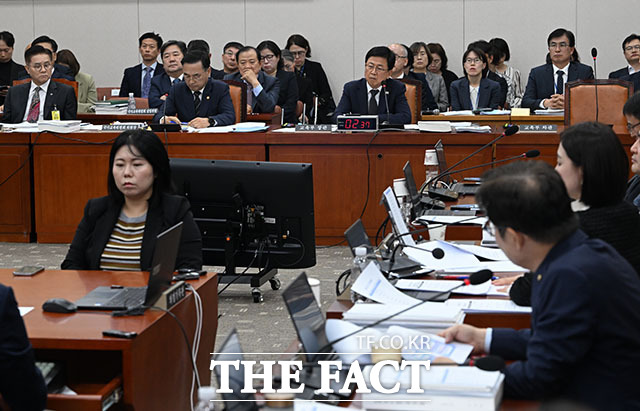 최교진 교육부 장관이 23일 오전 서울 여의도 국회 교육위원회에서 열린 교육부와 국가교육위원회 등에 대한 종합감사에서 의원 질의에 답변하고 있다. /국회=서예원 기자