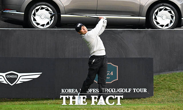 신상훈이 23일 충남 천안 우정힐스 CC(파71·7367야드)에서 열린 '제네시스 챔피언십' 2라운드 경기에 참가해 10번 홀에서 티샷하고 있다. /천안=박헌우 기자