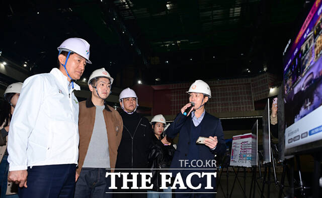 오세훈 서울시장이 23일 오전 서울 도봉구 서울아레나 건립 현장을 찾아 공사 진행 상황과 개관 준비를 점검하고 있다. /이새롬 기자