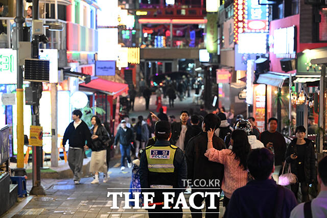사진은 '10.29 이태원 참사 2주기'를 이틀 앞둔 지난 2024년 10월 서울 용산구 이태원 세계음식문화거리에서 경찰이 근무를 서고 있다. /박헌우 기자