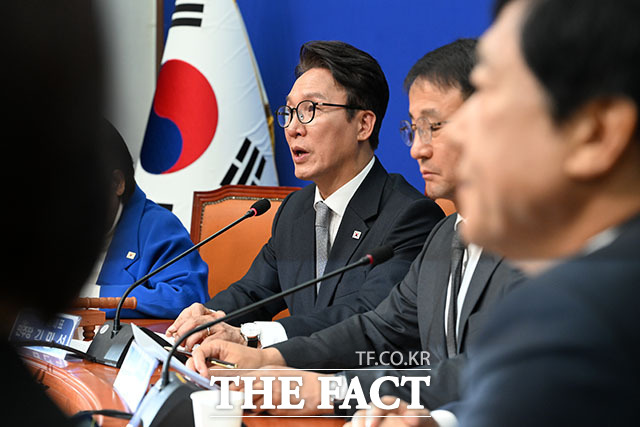 김민석 더불어민주당 대표가 생각에 잠겨 있다.