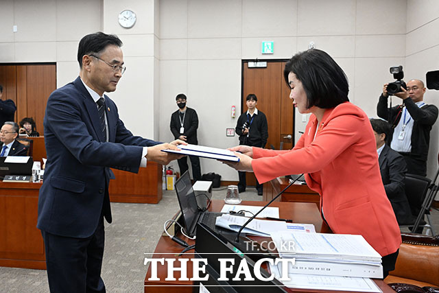 서범수 국민의힘 의원이 차정인 국가교육위원장에게 질의하고 있다.