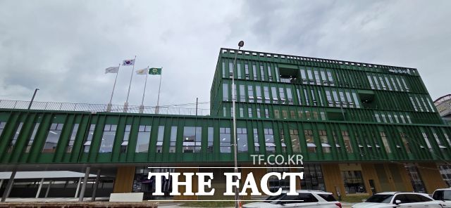 넓고 쾌적한 새 청사지만 부서 찾기가 어려워 시민들은 미로찾기 체험을 한다. 순천시 신청사 남관 전경. /김영신 기자