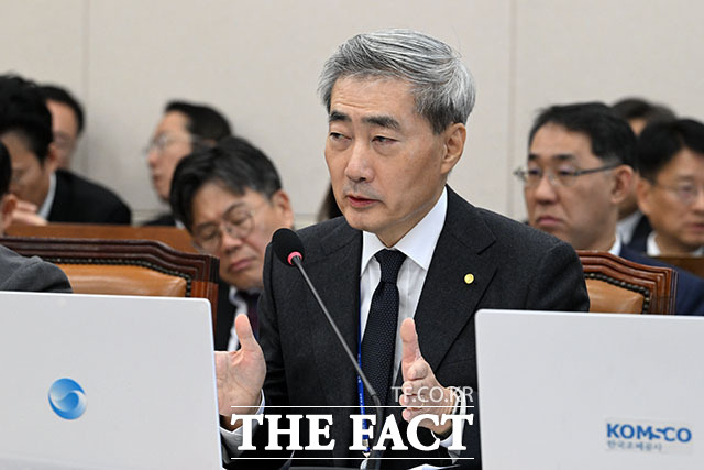 신현송 한국은행 총재가 23일 오전 서울 여의도 국회 재정경제기획위원회에서 열린 기획예산처와 한국은행 등에 대한 종합감사에 출석해 의원 질의에 답변하고 있다. /국회=서예원 기자