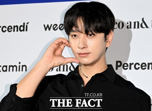 그룹 2PM 멤버 겸 배우 황찬성이 영화 '사이공 오빠'에서 K팝 스타 민호로 분해 열연을 펼친다. 사진은 지난 9월 1일 오전 서울 중구 동대문디자인플라자(DDP)에서 열린 2027 S/S 서울패션위크 리이 포토월 행사에 참석해 포즈를 취하고 있는 모습. /박상민 기자