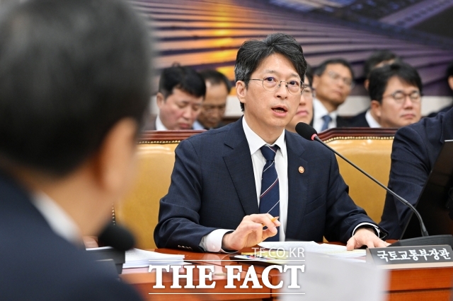 홍지선 국토교통부 장관이 23일 오전 서울 여의도 국회에서 열린 국토교통위원회의 국토교통부 등에 대한 종합감사에서 의원 질의에 답하고 있다. /남용희 기자