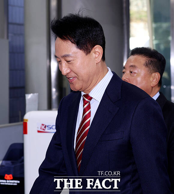 명태균 여론조사 대납 의혹을 받고 있는 오세훈 서울시장이 23일 오후 서울 서초구 서울고등법원에서 열린 선고 공판에 출석하고 있다. /임영무 기자