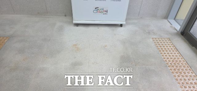 회색 바닥재로 마감된 민원실 바닥은 벌써 오염 상태가 눈에 띄기도 했다. /김영신 기자