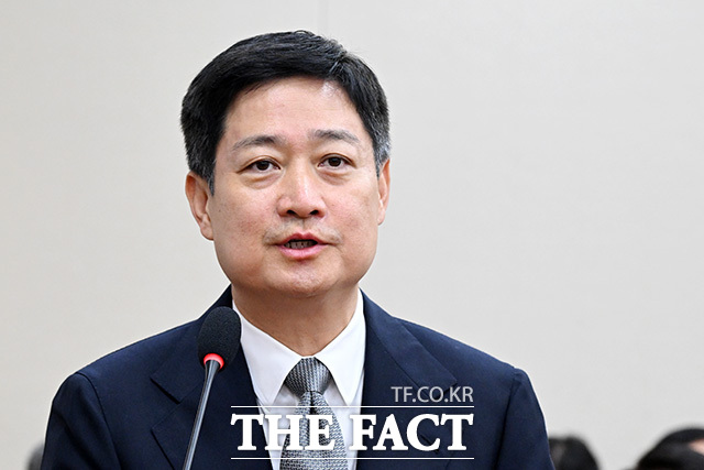 종합감사에 증인으로 출석해 의원 질의에 답하는 홍범식 LG유플러스 대표이사.