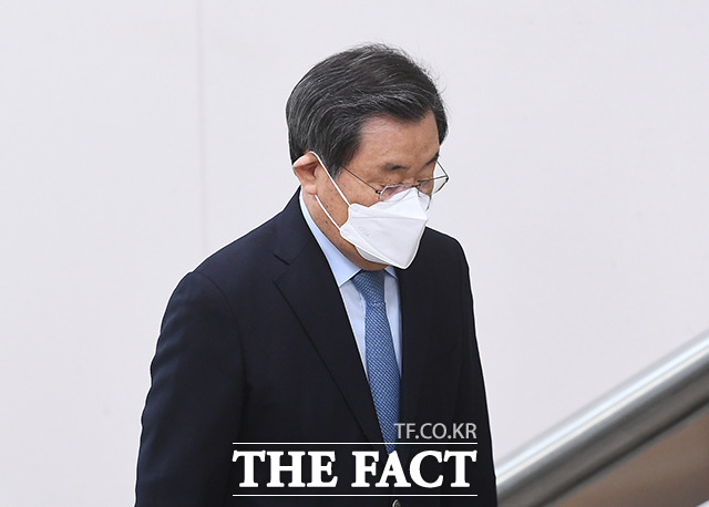 '세월호 특조위' 활동 방해 혐의를 받는 이병기 전 청와대 비서실장이 2021년 4월 5일 오전 서울 서초구 서울중앙지방법원에서 열린 6차 공판에 출석하고 있다. /더팩트 DB