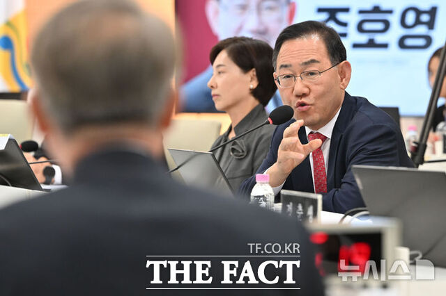 국회 행안위 주호영 국민의힘 의원이 22일 오전 전남광주시 서구 전남광주시청 광주청사에서 열린 국정감사에 참여해 질의하고 있다. /뉴시스