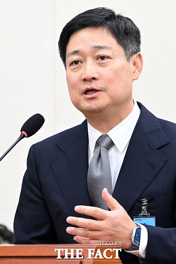 종합감사에 증인으로 출석해 의원 질의에 답하는 홍범식 LG유플러스 대표이사.