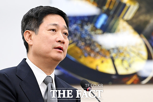 종합감사에 증인으로 출석해 의원 질의에 답하는 홍범식 LG유플러스 대표이사.