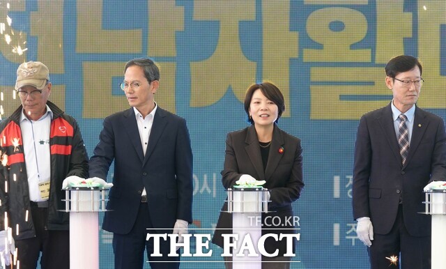 윤난실 전남광주시 시민주권부시장이 23일 무안군 회산백련지에서 열린 제23회 전남광주시 자활대회에 참석해 주요 내빈들과 퍼포먼스를 하고 있다. /전남광주시