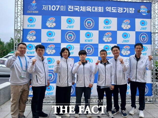 온양고 역도선수단이 제107회 전국체육대회 역도 경기장에서 기념 촬영을 하고 있다. /아산교육지원청