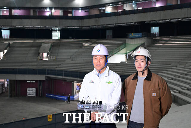 오세훈 서울시장이 23일 오전 서울 도봉구 서울아레나 건립 현장을 찾아 공사 진행 상황과 개관 준비를 점검하고 있다.
