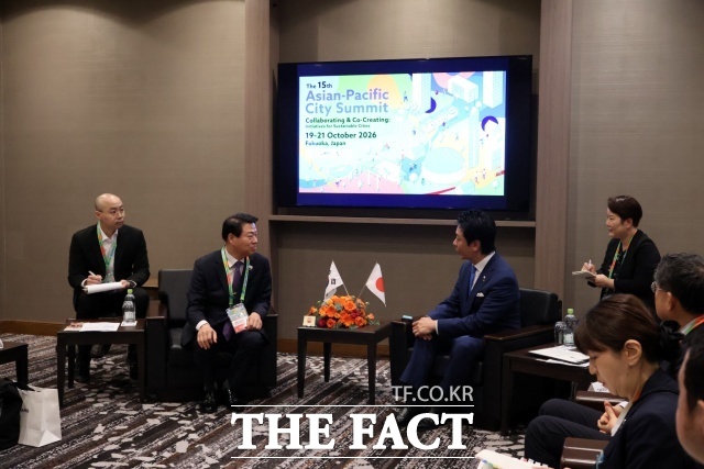 박성현 시장이 일본 후쿠오카에서 열린 아시아·태평양 도시서미트에서 국제카페리 항로 개설과 산업·관광 분야 협력 방안을 논의했다. /광양시