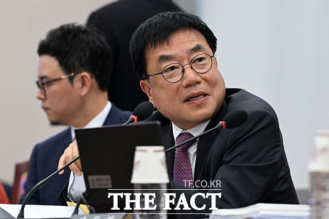서범수 국민의힘 의원이 차정인 국가교육위원장에게 질의하고 있다.