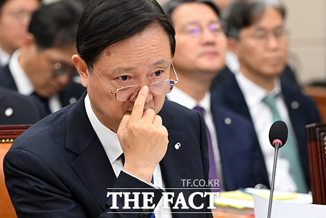 이찬진 금융감독원장이 지난 19일 오후 서울 여의도 국회에서 열린 정무위원회의 금융감독원 등에 대한 국정감사에 증인으로 출석해 의원 질의를 듣고 있다. /국회=남용희 기자