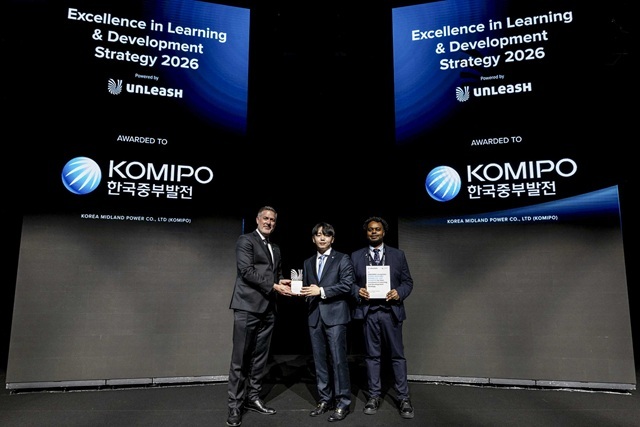 이전열 한국중부발전 인재개발부 차장이 22일(현지 시간) 프랑스 파리에서 열린 ‘UNLEASH Award 2026’ 시상식에서 ‘Excellence In L&D Strategy’ 부문을 수상하고 있다. /한국중부발전