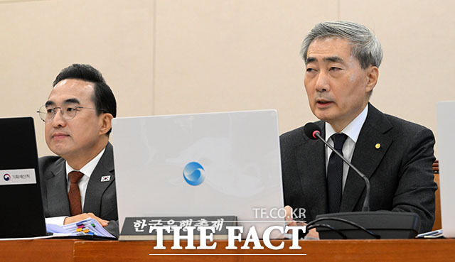 신현송 한국은행 총재가 23일 오전 서울 여의도 국회 재정경제기획위원회에서 열린 기획예산처와 한국은행 등에 대한 종합감사에 출석해 의원 질의에 답변하고 있다. /국회=서예원 기자