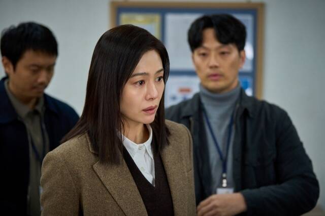 김현주는 캠핑스쿨 버스 실종 사건으로 아들을 잃은 류소영 역을 맡아 극을 이끈다. /CJ ENM