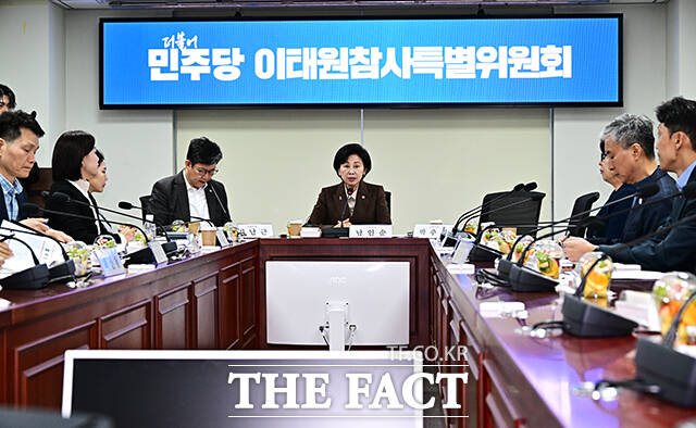 남인순 국회부의장이 23일 오전 서울 여의도 국회 의원회관 제3간담회실에서 열린 더불어민주당 이태원참사특위 전체회의에 참석해 모두발언을 하며 눈물을 흘리고 있다. /국회=배정한 기자