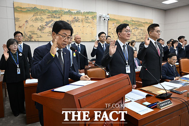 최교진 교육부 장관이 23일 오전 서울 여의도 국회 교육위원회에서 열린 교육부와 국가교육위원회 등에 대한 종합감사에서 의원 질의에 답변하고 있다. /국회=서예원 기자
