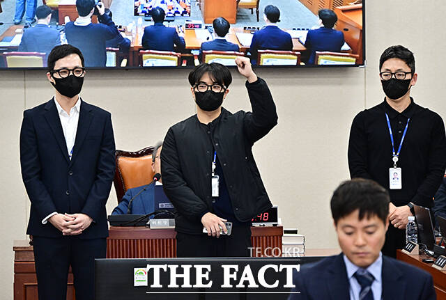 이정헌 더불어민주당 의원실 비서관들이 23일 오전 서울 여의도 국회 과학기술정보방송통신위원회에서 열린 과학기술정보통신부·원자력안전위원회·우주항공청 등에 대한 종합감사에 참석해 스마트글라스 시연을 선보이고 있다.