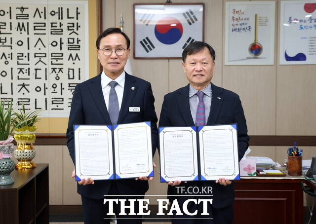 윤희신 태안군수와 이정복 한국서부발전 사장이 22일 태안군청에서 '태안군-한국서부발전 연계 협력형 청년자율방재단 구성·운영 업무협약(MOU)' 체결 후 기념사진을 촬영하고 있다. /태안군