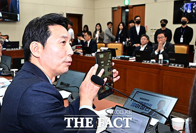 배경훈 부총리 겸 과학기술정보통신부 장관이 23일 오전 서울 여의도 국회 과학기술정보방송통신위원회에서 열린 과학기술정보통신부·원자력안전위원회·우주항공청 등에 대한 종합감사에 출석해 질의에 답변을 하고 있다.