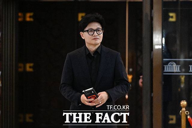 당내에서는 한 의원에 대한 여권의 공세와 별개로 복당까지는 넘어야 할 산이 많다는 분석이 나온다. /서예원 기자