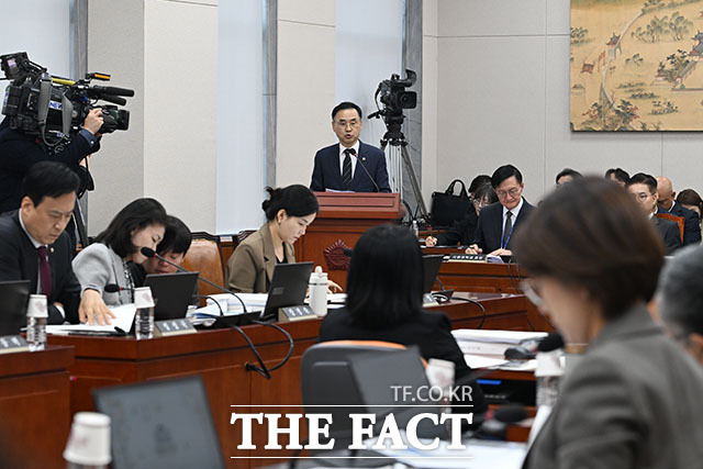 서범수 국민의힘 의원이 차정인 국가교육위원장에게 질의하고 있다.