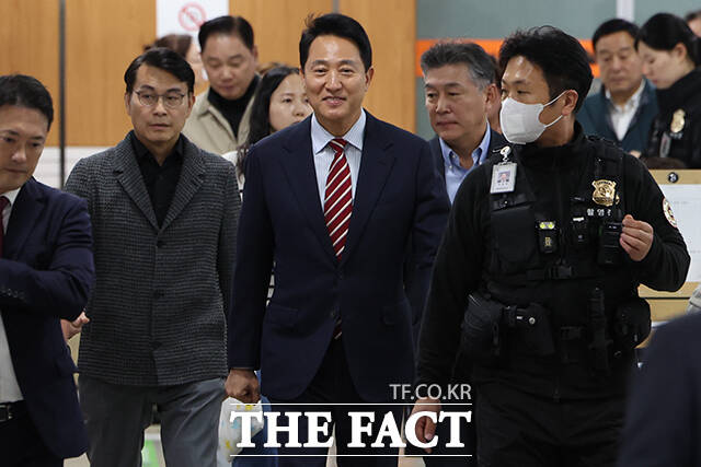 명태균 여론조사 대납 의혹을 받고 있는 오세훈 서울시장이 23일 오후 서울 서초구 서울고등법원에서 열린 선고 공판에 출석하고 있다. /임영무 기자
