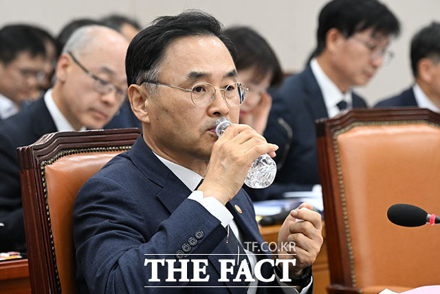 차정인 국가교육위원장이 23일 오전 서울 여의도 국회 교육위원회에서 열린 교육부와 국가교육위원회 등에 대한 종합감사에 출석해 물을 마시고 있다. /국회=서예원 기자