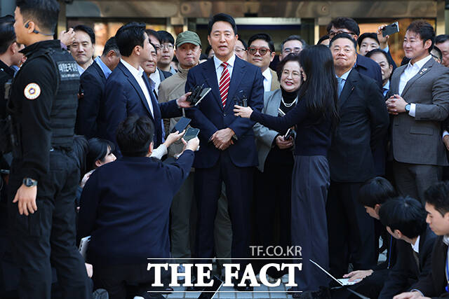 정치자금법 항소심에서 무죄를 선고받은 오세훈 서울시장(가운데)이 23일 오후 서울 서초구 서울고등법원에서 열린 공판을 마친 뒤 입장을 밝히고 있다. /임영무 기자